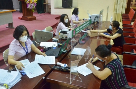 TẤM CHẮN GIỌT BẮN, VÁCH NGĂN PHÒNG DỊCH BẰNG MICA