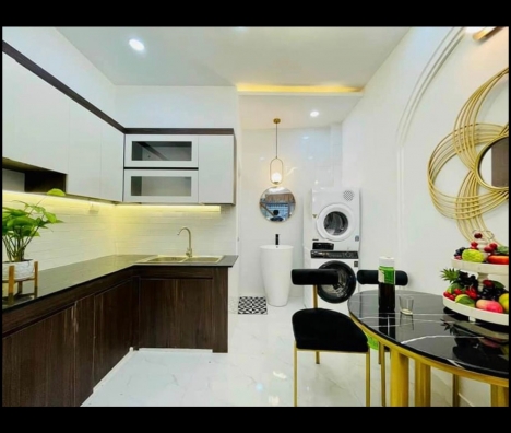 Nhà 1trệt 2lầu ngay trung tâm thương mại cách chợ 100m SHR chính chủ
