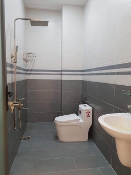 Nhà 1trệt 2lầu ngay trung tâm thương mại cách chợ 100m SHR chính chủ