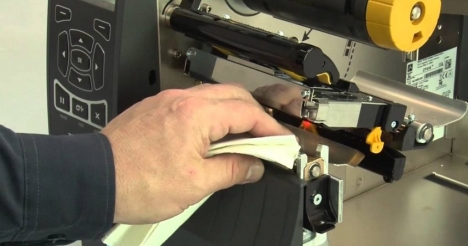 Vì sao cần phải vệ sinh máy in mã vạch công nghiệp và các bước làm sạch máy in