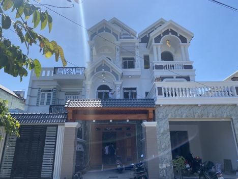 Nhà 2 Lầu 1 Trệt - Đẳng Cấp Đến Từng Chi Tiết