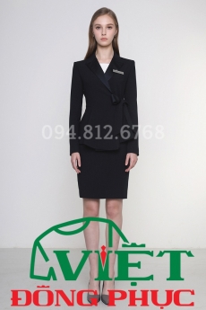 Mẫu đồng phục lễ tân khách sạn 5 sao thiết kế đơn giản mà sang trọng đến từng chi tiết