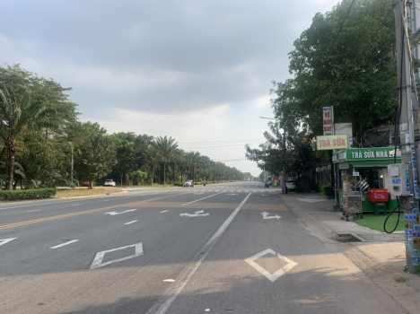 Cần bán gấp căn nhà 300m2 mặt tiền, đường 42m trong KCN Mỹ Phước 2