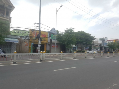 Cho thuê mặt bằng dt 10x10m2 ngã tư giếng nước