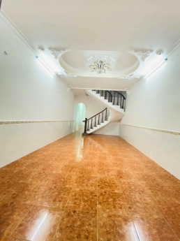 Cần cho thuê mặt bằng đường 30/4 110m2 có cửa cuốn nhà sạch đẹp dọn mới