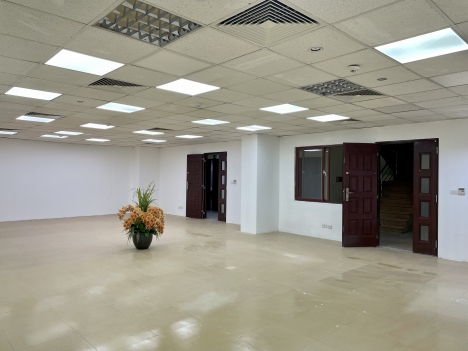 Cho thuê 45 và 95m2VP tại tòa nhà VP 9 tầng số 11 Thái Hà, Chính chủ, giá rẻ, DV tốt. LH 0986646169