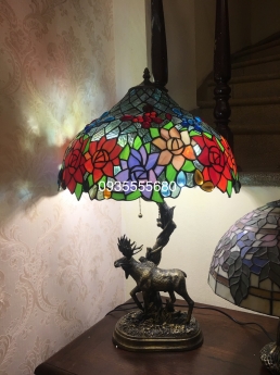 Đèn bàn tiffany tuần lộc họa tiết hoa hồng