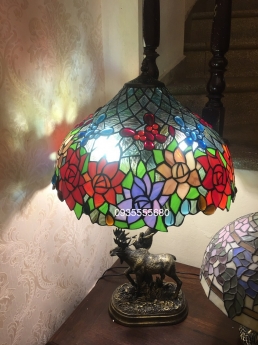 Đèn bàn tiffany tuần lộc họa tiết hoa hồng