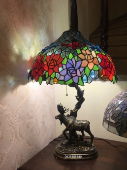 Đèn bàn tiffany tuần lộc họa tiết hoa hồng