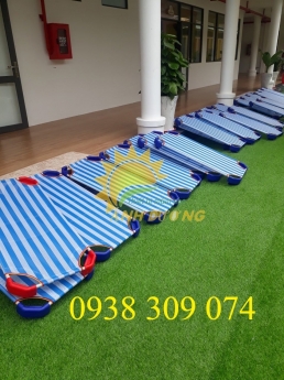 Giường lưới mầm non sọc xanh dương, chân đỏ