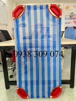 Giường lưới mầm non sọc xanh dương, chân đỏ
