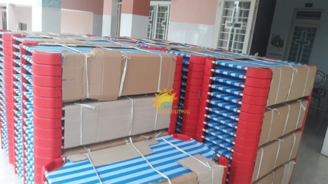 Giường lưới mầm non sọc xanh dương, chân đỏ