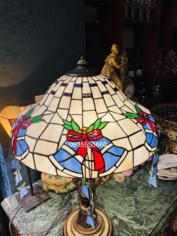 Giao lưu em đèn tiffany hoa nơ chân tượng