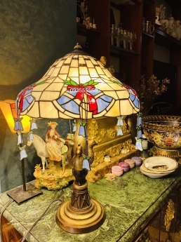 Giao lưu em đèn tiffany hoa nơ chân tượng