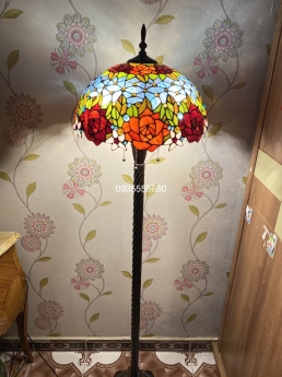 Giao lưu đèn sàn tiffany họa tiết hoa hồng đa sắc