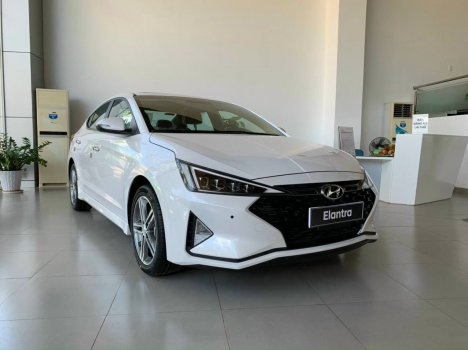 Hyundai Elantra có sẵn giao ngay