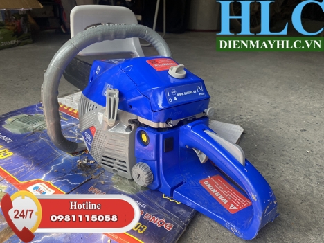 Máy cưa xích Oshima 5900 hoạt động mạnh mẽ với động cơ xăng