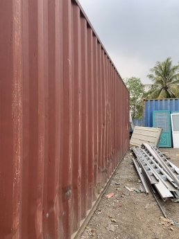 container 40DC cao 2m9 vừa cập bãi