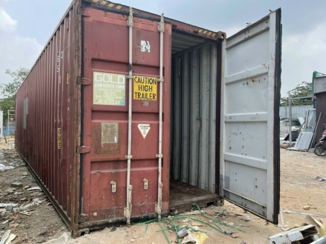 container 40DC cao 2m9 vừa cập bãi