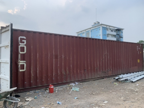 container 40DC cao 2m9 vừa cập bãi