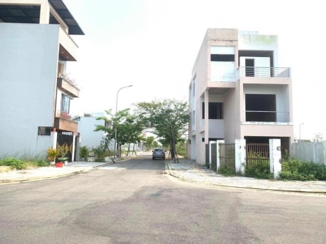 Cần bán nhanh nhà Thô FPT hai mặt tiền 142m2