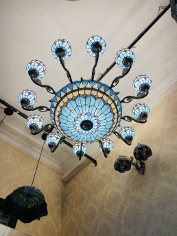 Giao lưu em đèn chùm tiffany họa tiết hiện đại