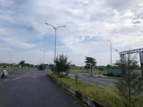- Bán nhanh lô b2-120 đối diện với trường tiểu học fpt