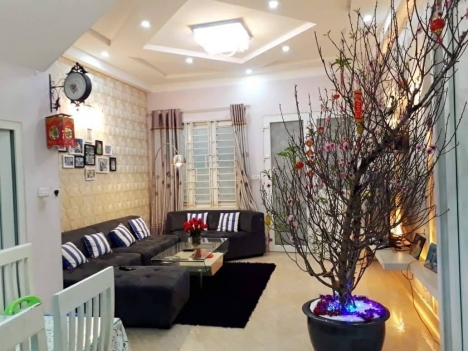 Chỉ hơn 5 đồng bạn có ngay căn nhà Phố Lạc Long Quân- Vài bước ra Hồ Tây.Sân bay vẫy gọi 30 phút.