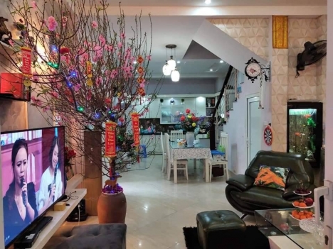 Chỉ hơn 5 đồng bạn có ngay căn nhà Phố Lạc Long Quân- Vài bước ra Hồ Tây.Sân bay vẫy gọi 30 phút.