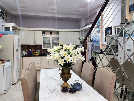 Chỉ hơn 5 đồng bạn có ngay căn nhà Phố Lạc Long Quân- Vài bước ra Hồ Tây.Sân bay vẫy gọi 30 phút.