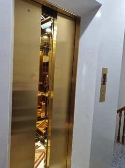 Bán nhà Thang Máy.7 Tầng Phố Đỗ Quang-Cầu Giấy. 2 Ô tô để trong nhà, Phân Lô Đỉnh.