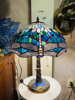 Giao lưu em đèn bàn tiffany họa tiết chuồn hồng