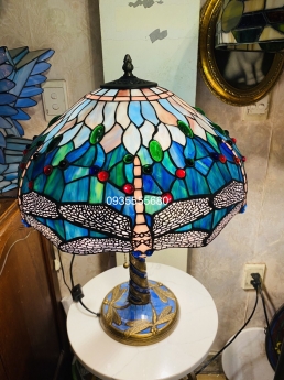 Giao lưu em đèn bàn tiffany họa tiết chuồn hồng