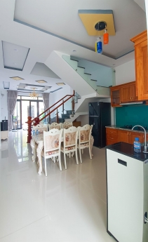 Chính chủ cần bán Nhà Tân Uyên 1 trệt 2 lầu. Xây 3 tấm 90m2 giá rẻ