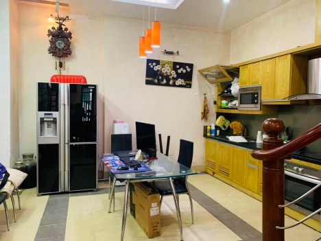 Bán nhà Phố Hoàng Quốc Việt- Q.Cầu Giấy.Kinh Doanh sầm uất, vỉ hè hai bên.Lô góc phân lô.80m2x6T.