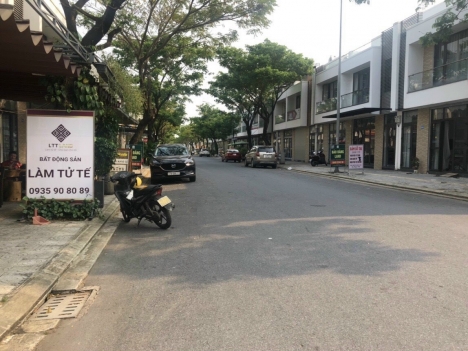 Nhà thô shophouse FPT, hướng đông, 108m2, 2 tầng 1 tum, 4.5 tỷ