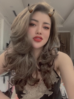 Tóc layer xoăn nhẹ nhàng cho nàng cá tính, tóc layer uốn xoăn sóng mái bay - Tiệp Nguyễn Hair Salon