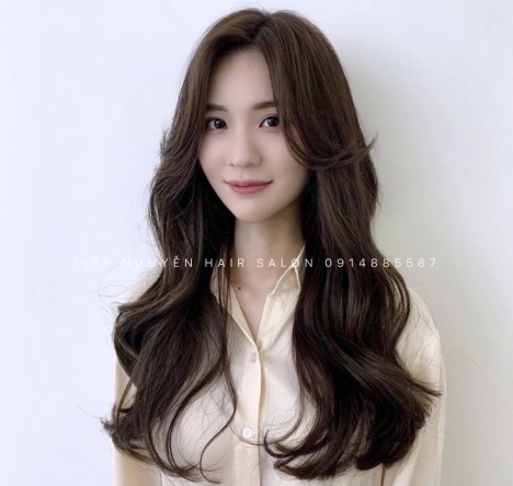 Tóc bob uốn xoăn: tóc bob uốn xoăn cho nàng có tóc mái bay thêm cá tính và trẻ trung