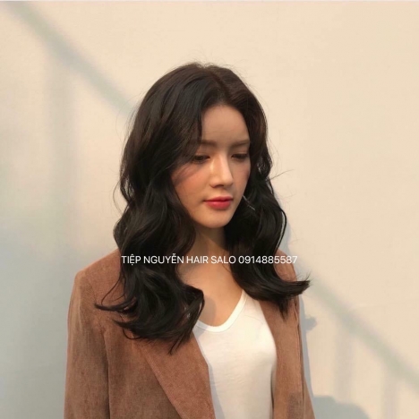 Tóc layer xoăn nhẹ nhàng cho nàng cá tính, tóc layer uốn xoăn sóng mái bay - Tiệp Nguyễn Hair Salon
