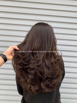 Tóc layer xoăn sóng nhẹ, tóc layer tỉa ngang vai mái bay - Tiệp Nguyễn Hải Salon