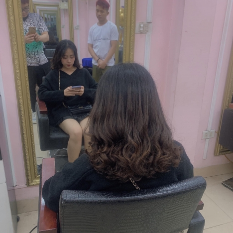 Tóc bob layer xoăn nhẹ nhàng cho nàng cá tính, nhuộm tóc nâu trà sữa - Tiệp Nguyễn Hải Salon