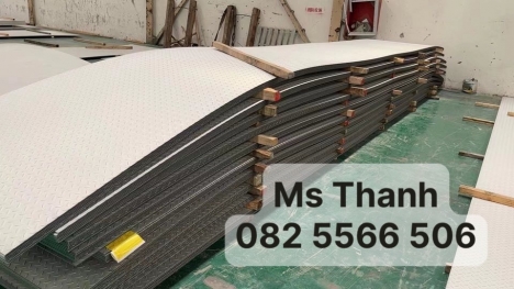 Tấm/cuộn gân đúc SUS304 cán nóng nhập khẩu