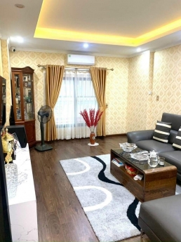 Chủ cần bán nhà Hồng Tiến - Ngõ to cách mặt phố 3 bước chân - Nội thất gỗ pơ mu - Gần trường học -
