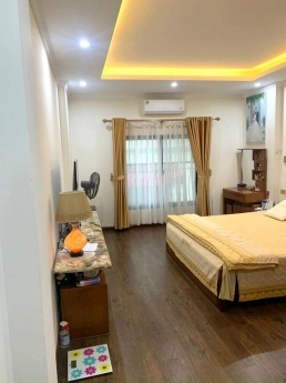 Chủ cần bán nhà Hồng Tiến - Ngõ to cách mặt phố 3 bước chân - Nội thất gỗ pơ mu - Gần trường học -