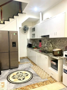 Chủ cần bán nhà Hồng Tiến - Ngõ to cách mặt phố 3 bước chân - Nội thất gỗ pơ mu - Gần trường học -