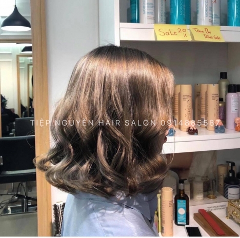 Tóc uốn xoăn tầng cao lọn to cho nàng tóc mái bay : tóc bob uốn cụp cho nàng mặt tròn