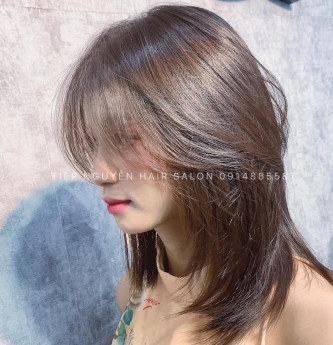 Tóc uốn xoăn tầng cao lọn to cho nàng tóc mái bay : tóc bob uốn cụp cho nàng mặt tròn.