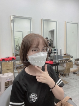 Tóc bob tỉa mái bay, tóc uốn xoăn sóng ngang vai lọn cho nàng gương mặt tròn