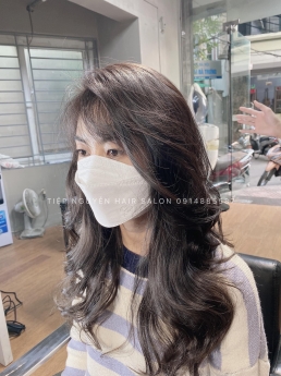 Tóc uốn xoăn sóng ngắn ngang vai cho nàng tóc mái thưa - Tiệp Nguyễn Hair Salon