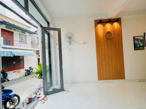 Nhà mặt tiền- Tiện kinh doanh- Đang cho thuê 9 triệu- Nhỉnh 3 tỷ